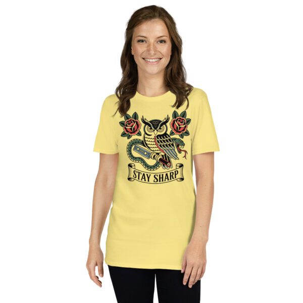 unisex-basic-softstyle-t-shirt-cornsilk-front-68f7a8dbbaf25.jpg T-Shirt Stay Sharp Vintage Eule Schlange Rosen Weisheit