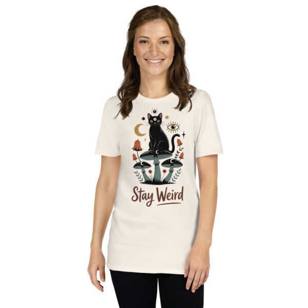 unisex-basic-softstyle-t-shirt-natural-front-68f7882b7f963.jpg T-Shirt Stay Weird mit mystischer Katzen-Magie
