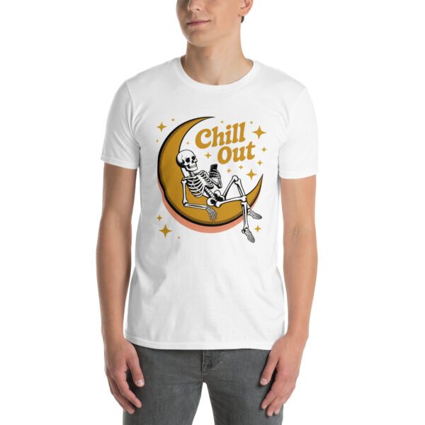 T-Shirt Chill Out mit Skelett auf Mond relaxt