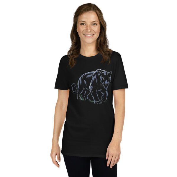 t shirt panther raubkatze dschungel nacht Frau trägt schwarzes T-Shirt mit Panthermotiv