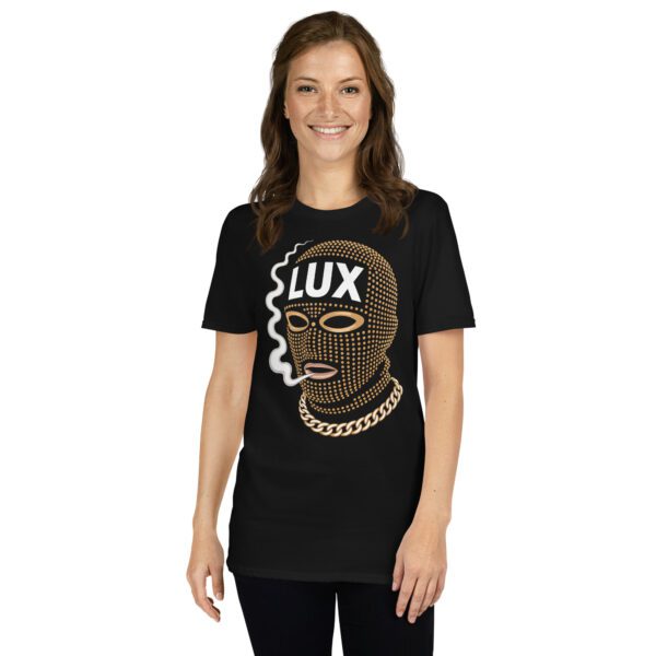 Frau trägt schwarzes LUX T-Shirt mit Maskenmotiv
