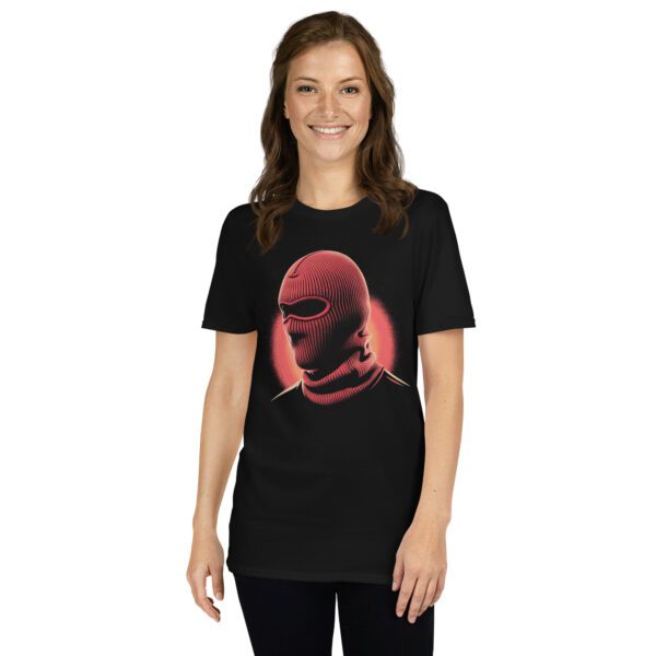 Frau trägt schwarzes T-Shirt mit rotem Masken-Design