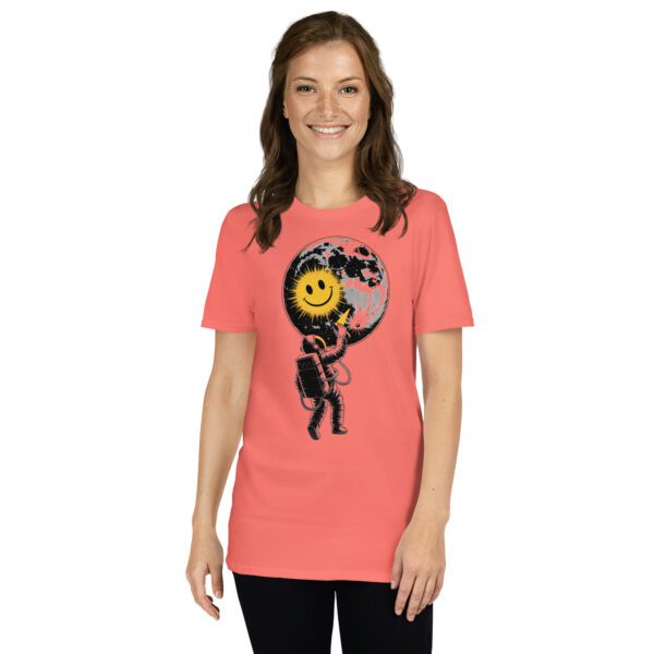 Frau trägt rosafarbenes T-Shirt mit Astronautenmotiv