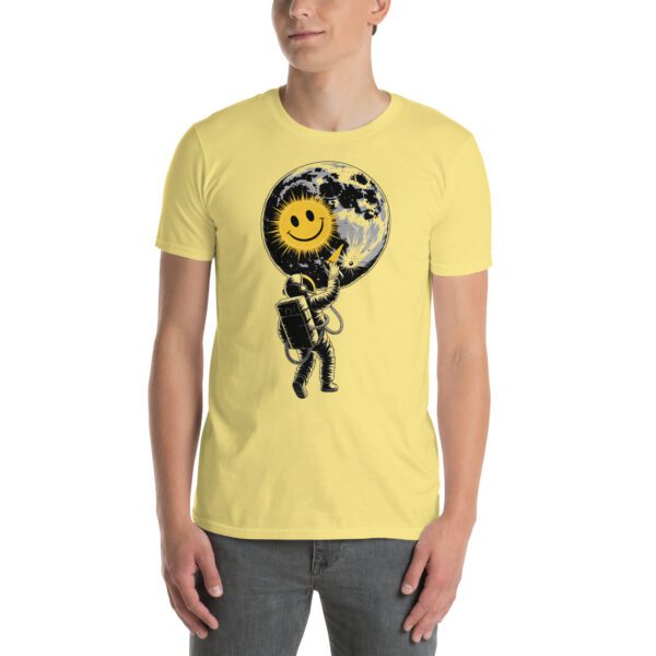 Gelbes T-Shirt mit Astronaut und lächelndem Mondmotiv