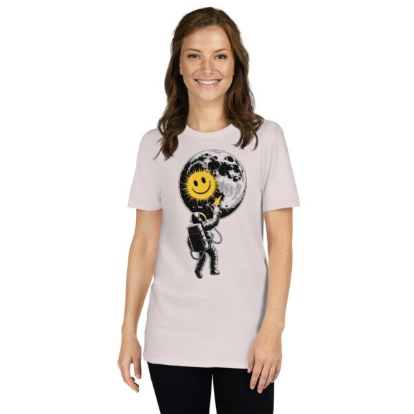 Frau trägt T-Shirt mit Astronaut und Smiley-Mond