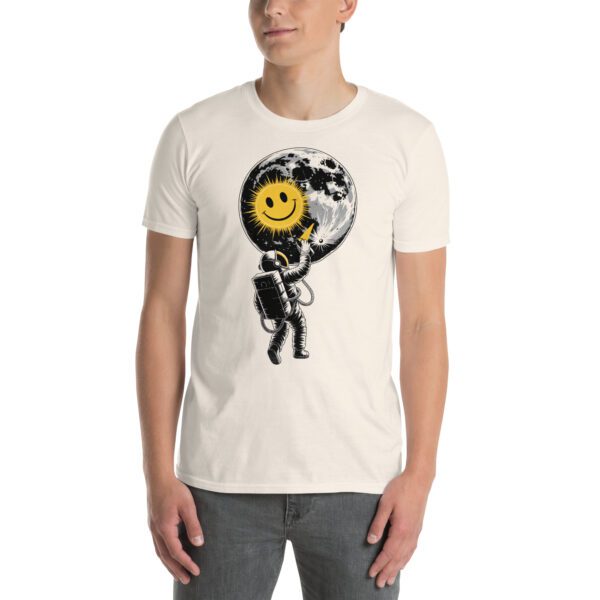 Astronaut malt Smiley auf dem Mond T-Shirt