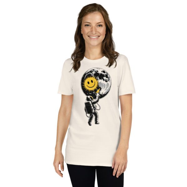 Frau trägt T-Shirt mit Astronaut und Smiley-Mond