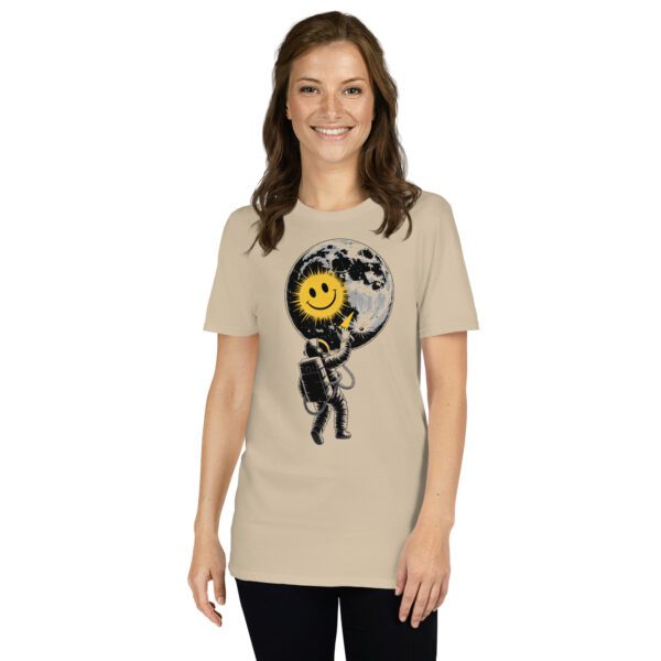 Frau trägt T-Shirt mit Astronaut und Smiley-Mond