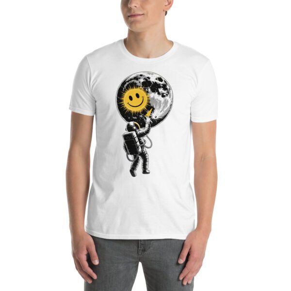 Astronaut malt Smiley auf Mond T-Shirt