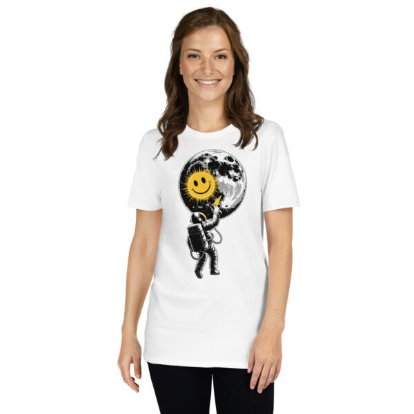 Frau trägt T-Shirt mit Astronaut und Smiley-Mond