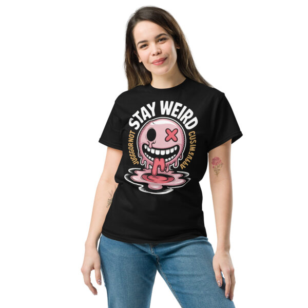 T-Shirt Stay Weird Meltdown – Juggernaut Smiley