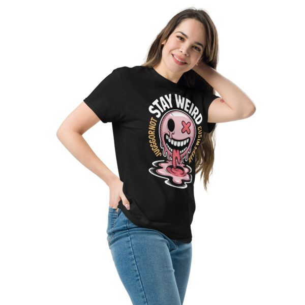 T-Shirt Stay Weird Meltdown – Juggernaut Smiley