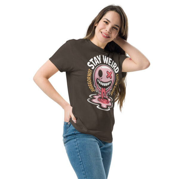 T-Shirt Stay Weird Meltdown – Juggernaut Smiley